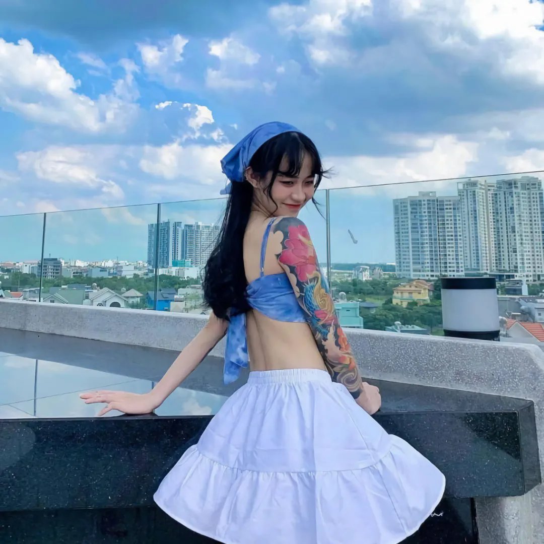 当她换上泳衣